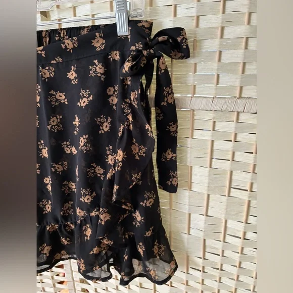 Hollister Mini Wrap Skirt Black and Cream Floral Pattern High Waist SZ L - Picture 4 of 13